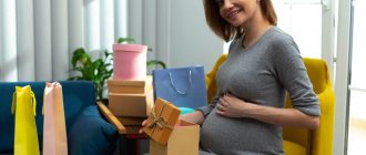 беременная женщина открывает подарки