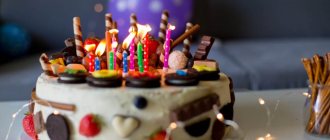 детский торт со свечками и печеньками
