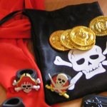 Costumes and props for a pirate party (printable layouts)