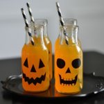 Оранжевые бутылки с призраками - напитки на Хеллоуин